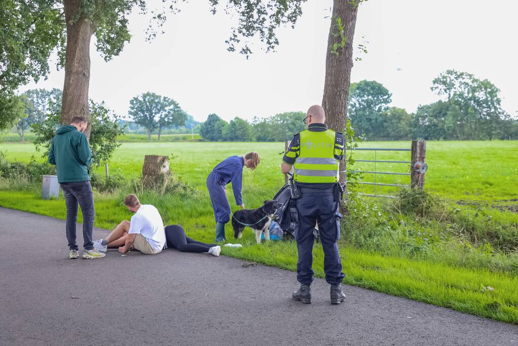 Jongedame gaat onderuit met brommer