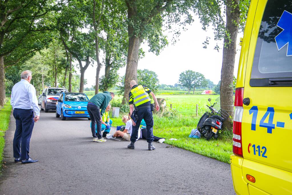 Jongedame gaat onderuit met brommer