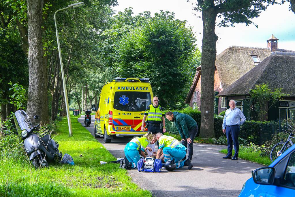 Jongedame gaat onderuit met brommer