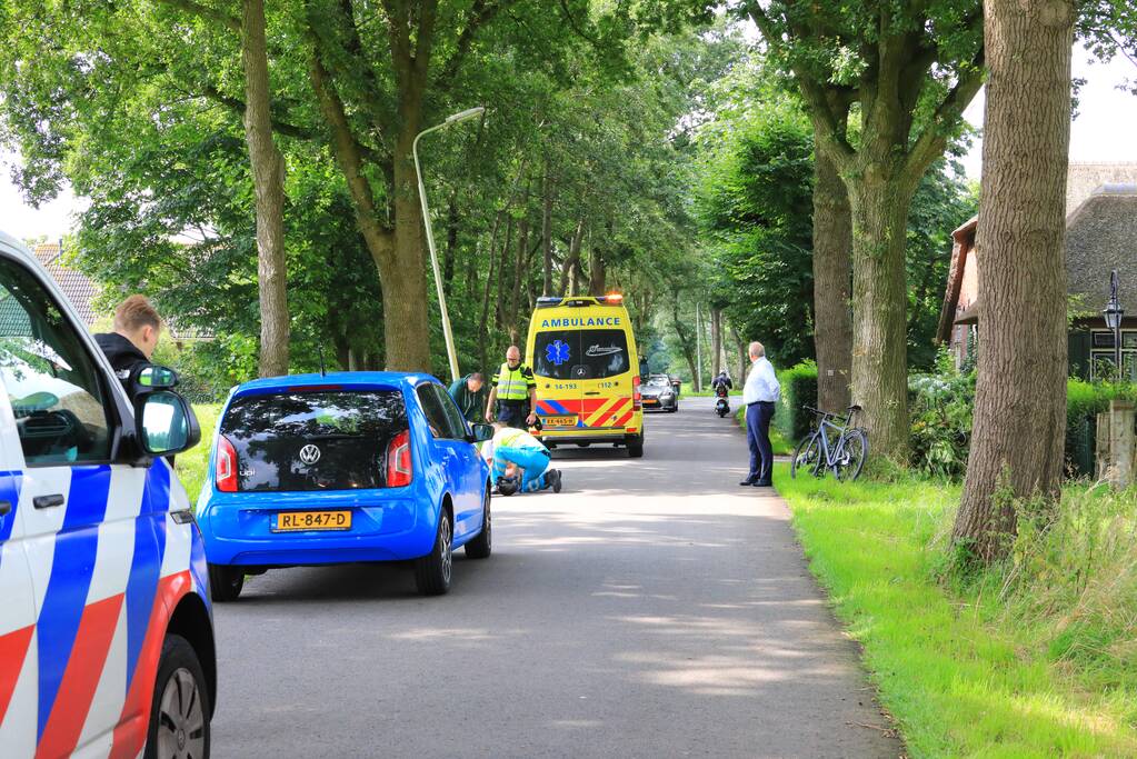 Jongedame gaat onderuit met brommer