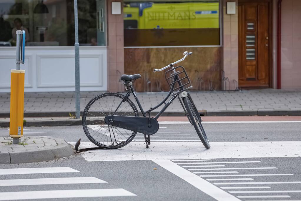 Fietsster geschept door auto