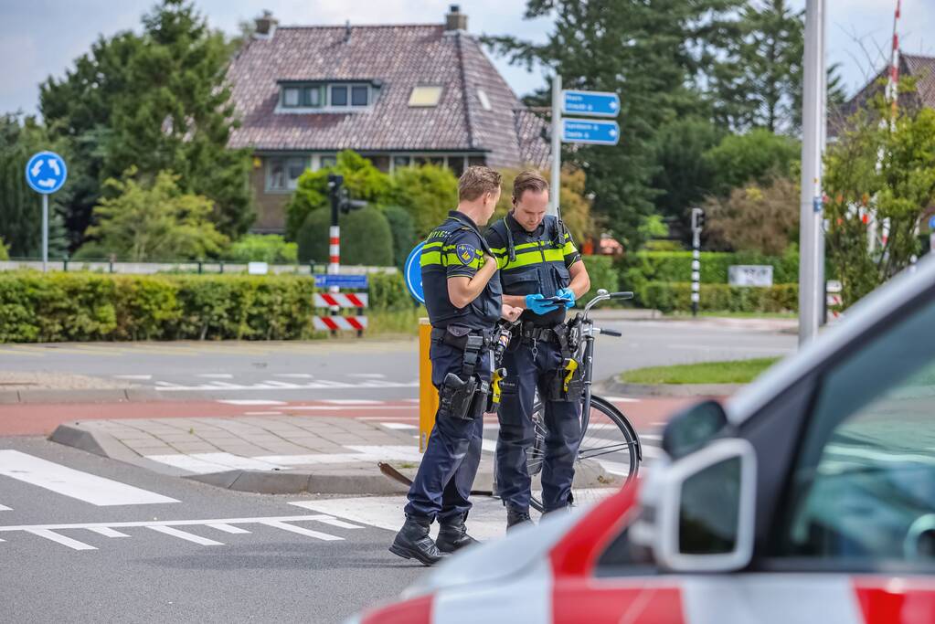 Fietsster geschept door auto