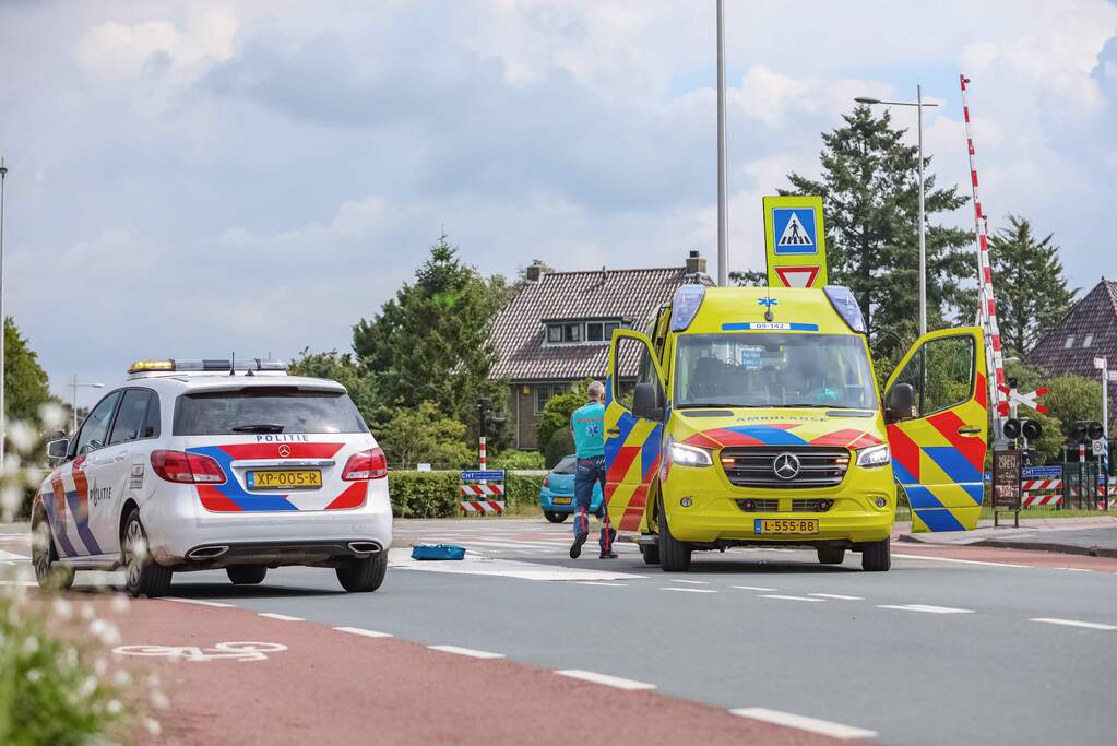 Fietsster geschept door auto