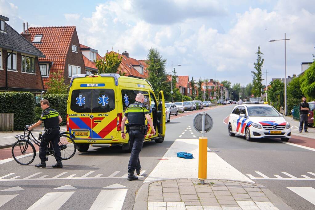 Fietsster geschept door auto