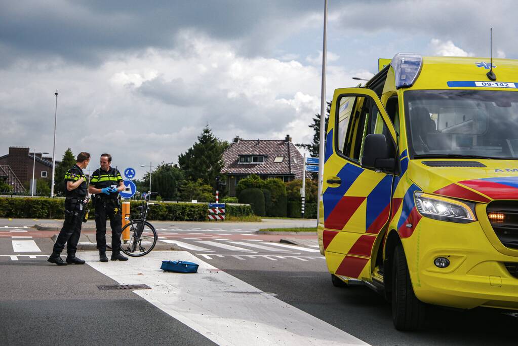 Fietsster geschept door auto
