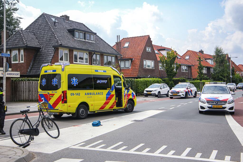 Fietsster geschept door auto
