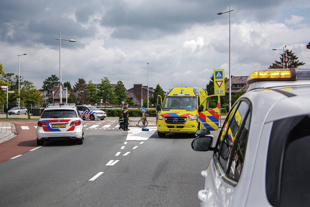 Fietsster geschept door auto