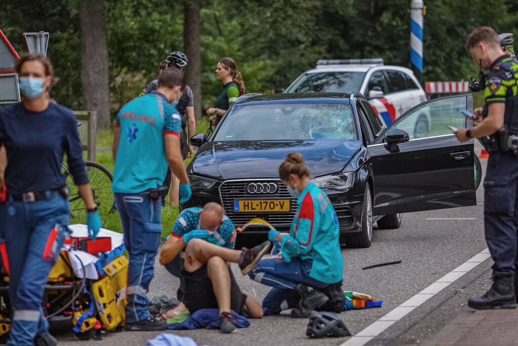 Mountainbiker geschept door personenauto op kruising