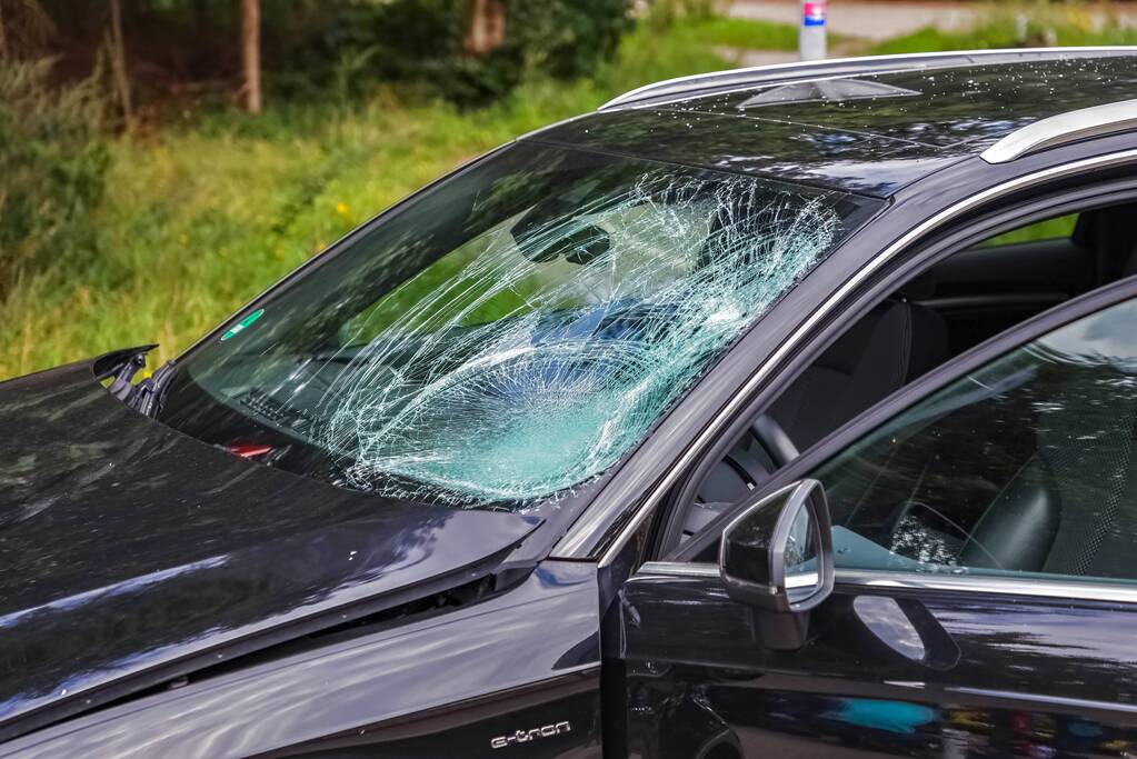 Mountainbiker geschept door personenauto op kruising