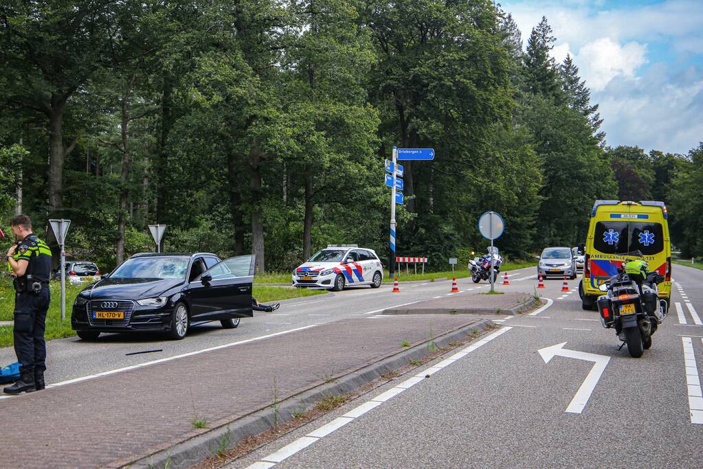 Mountainbiker geschept door personenauto op kruising