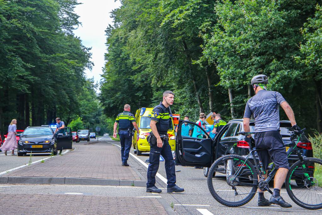 Mountainbiker geschept door personenauto op kruising
