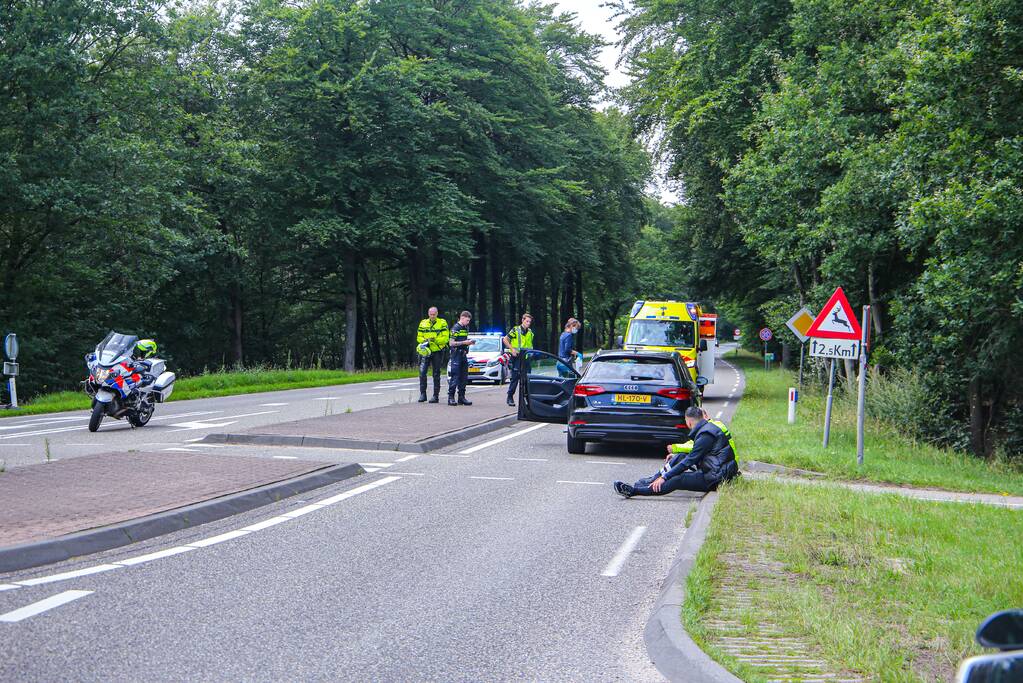 Mountainbiker geschept door personenauto op kruising