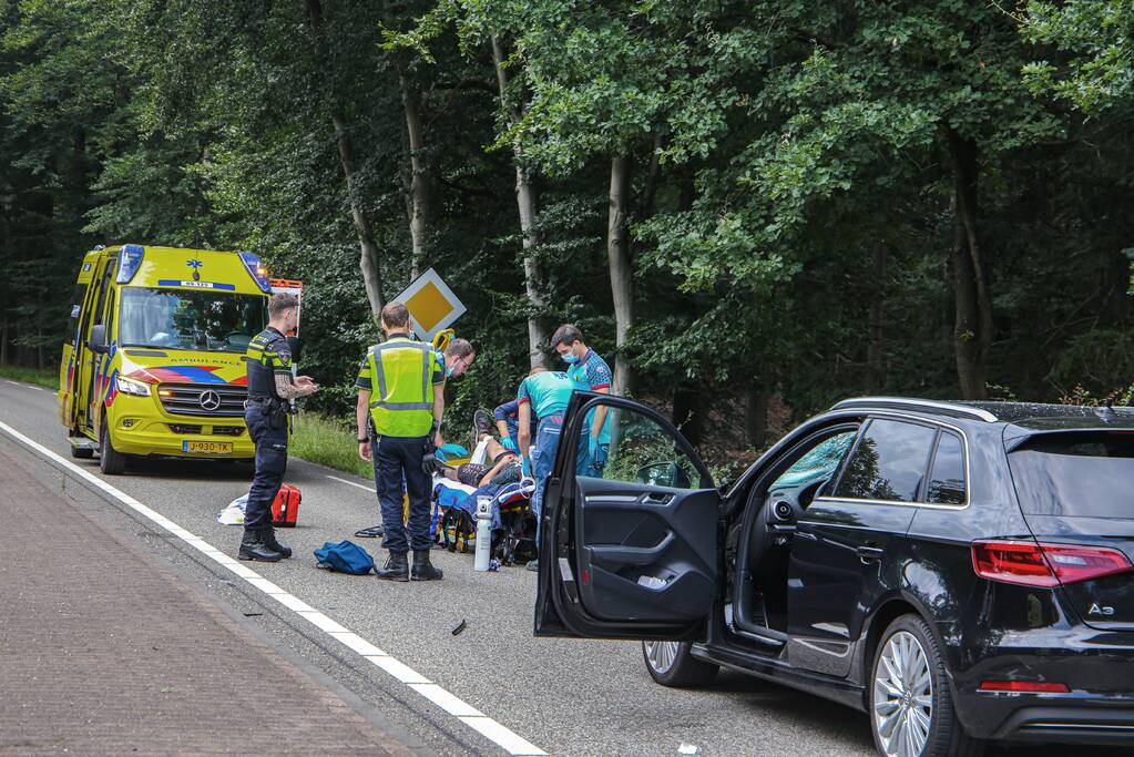 Mountainbiker geschept door personenauto op kruising