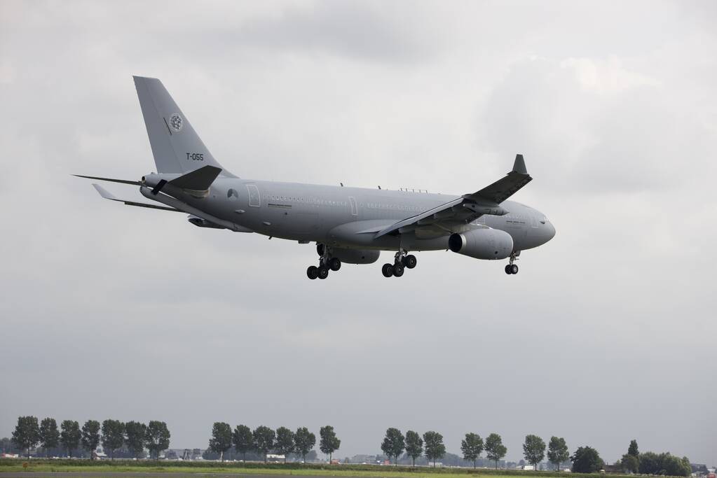 Militair transportvliegtuig landt op Schiphol met evacuees uit Afghanistan
