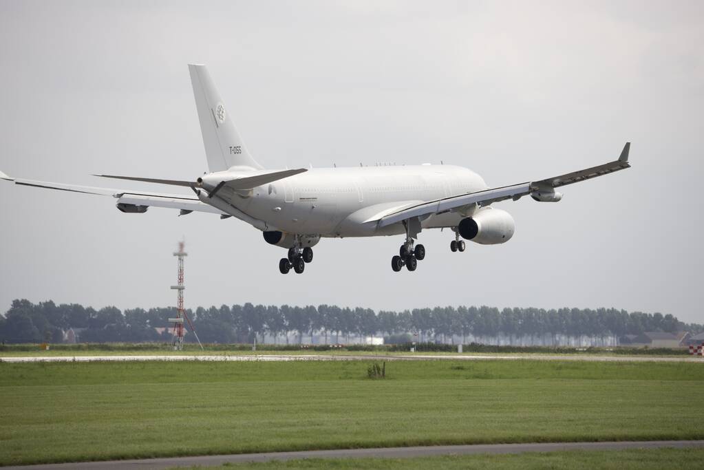 Militair transportvliegtuig landt op Schiphol met evacuees uit Afghanistan