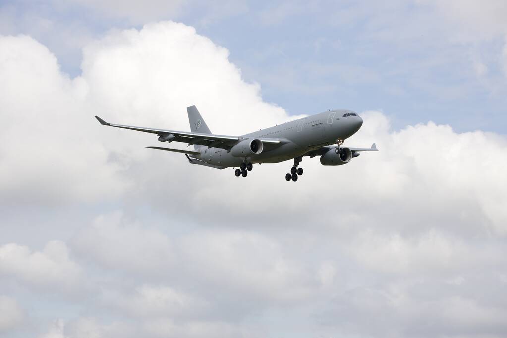 Militair transportvliegtuig landt op Schiphol met evacuees uit Afghanistan