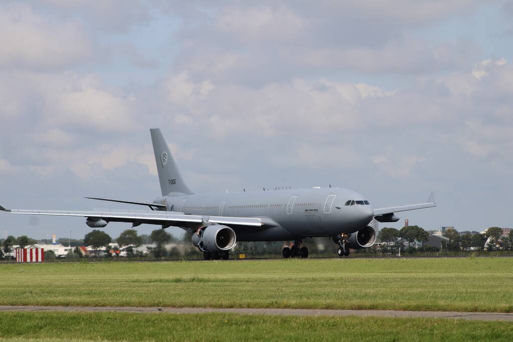 Militair transportvliegtuig landt op Schiphol met evacuees uit Afghanistan