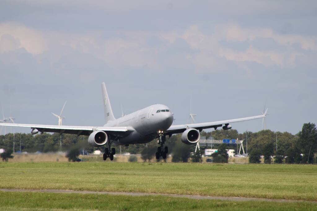 Militair transportvliegtuig landt op Schiphol met evacuees uit Afghanistan