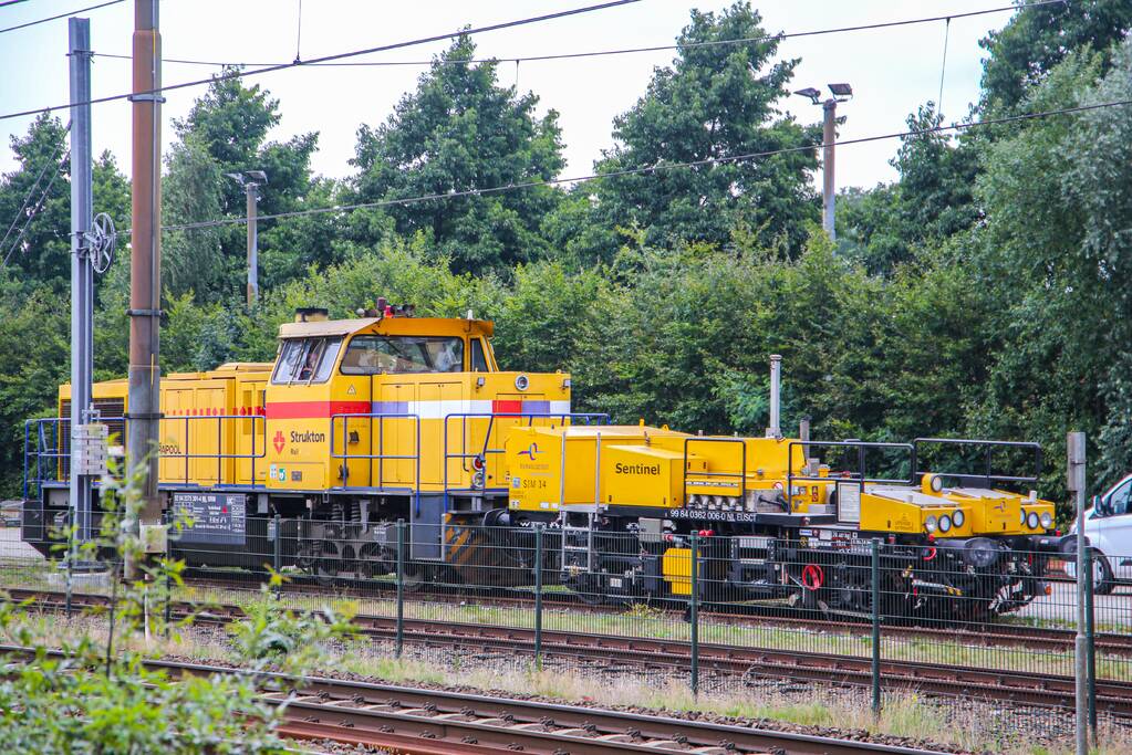 Trein van Strukton raakt van het spoor