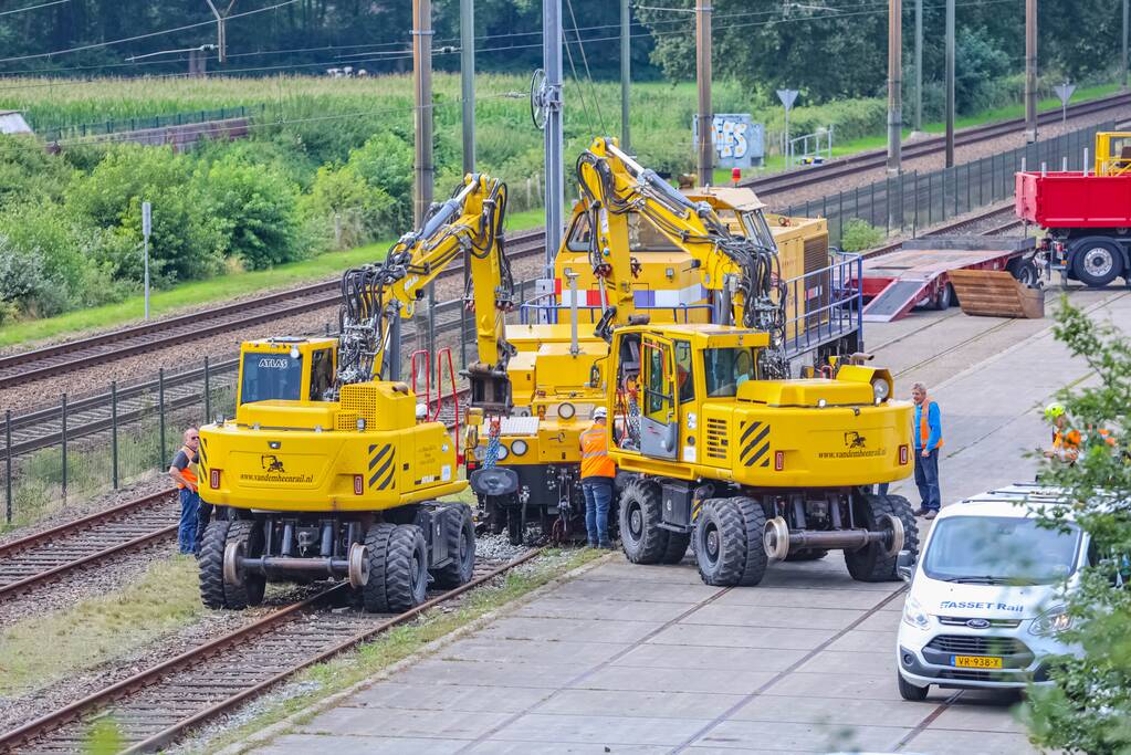 Trein van Strukton raakt van het spoor