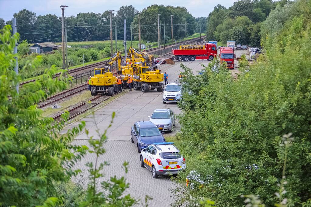 Trein van Strukton raakt van het spoor