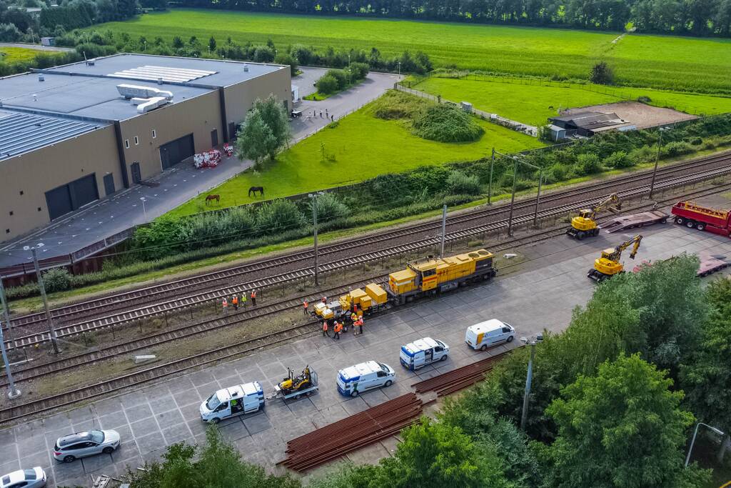 Trein van Strukton raakt van het spoor