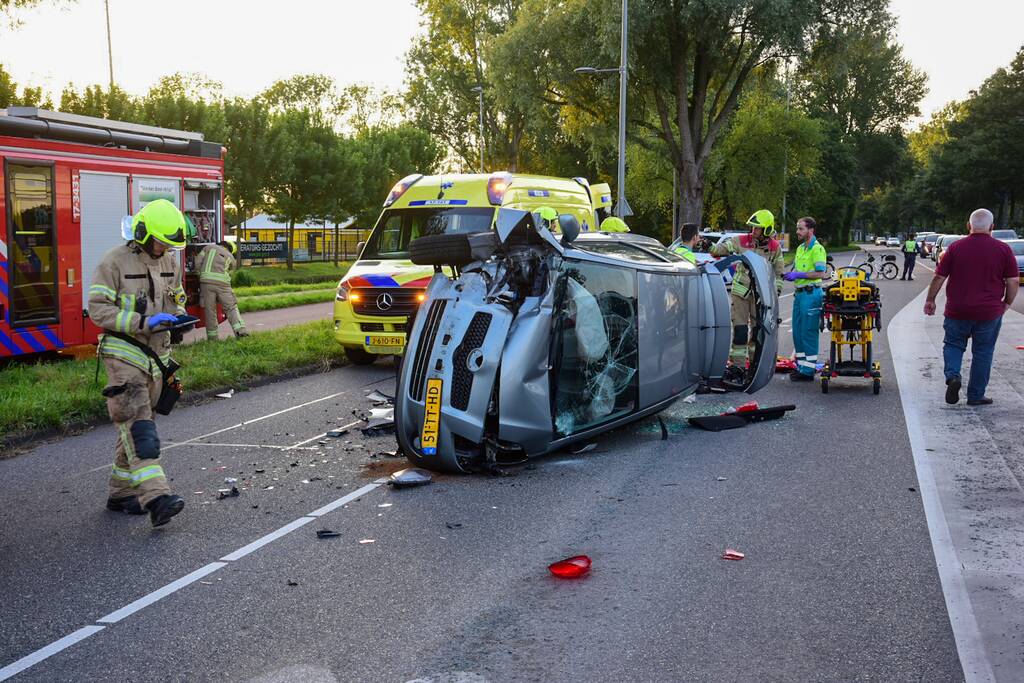 Auto belandt op kant bij ongeval