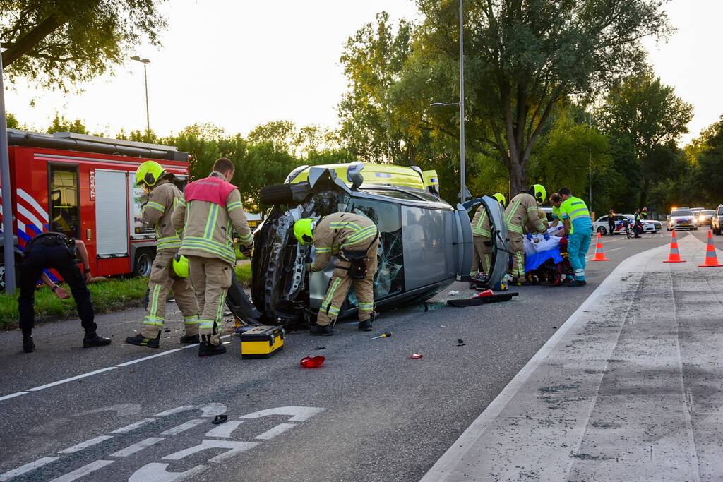 Auto belandt op kant bij ongeval