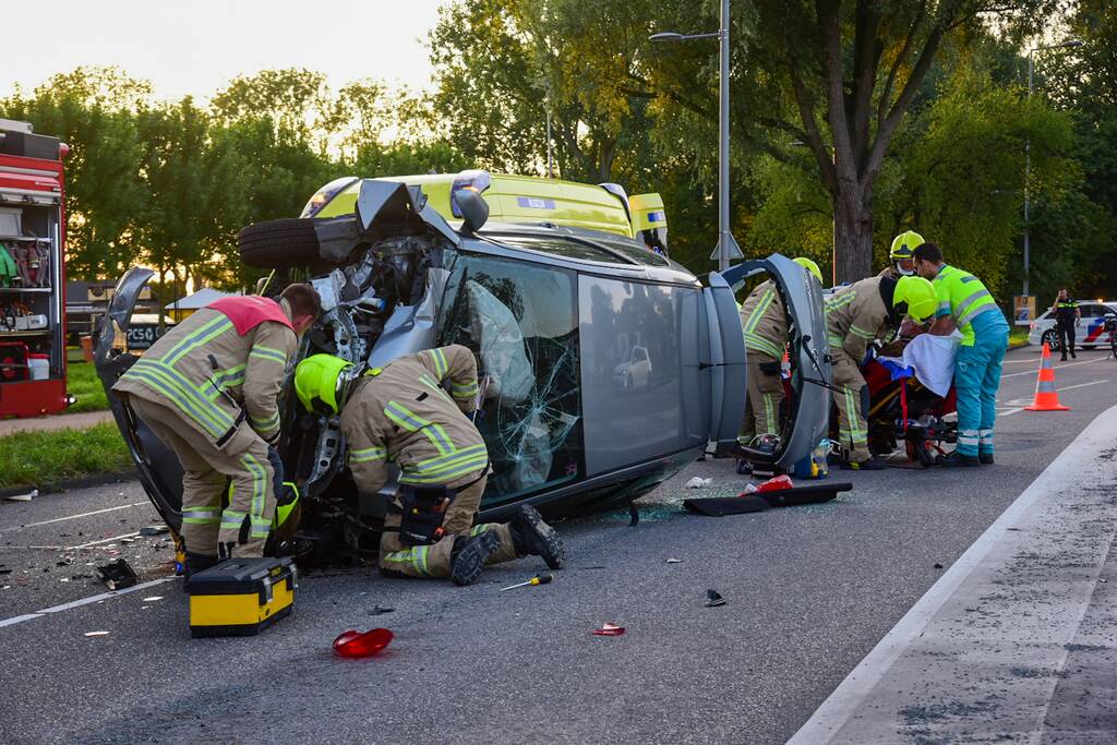 Auto belandt op kant bij ongeval