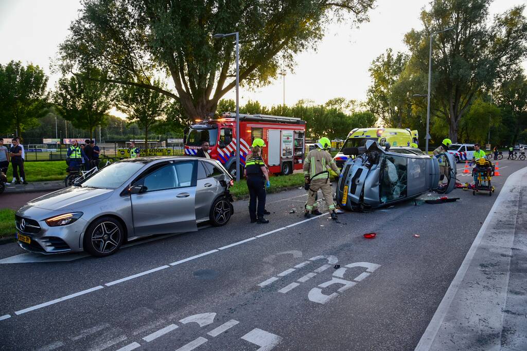 Auto belandt op kant bij ongeval
