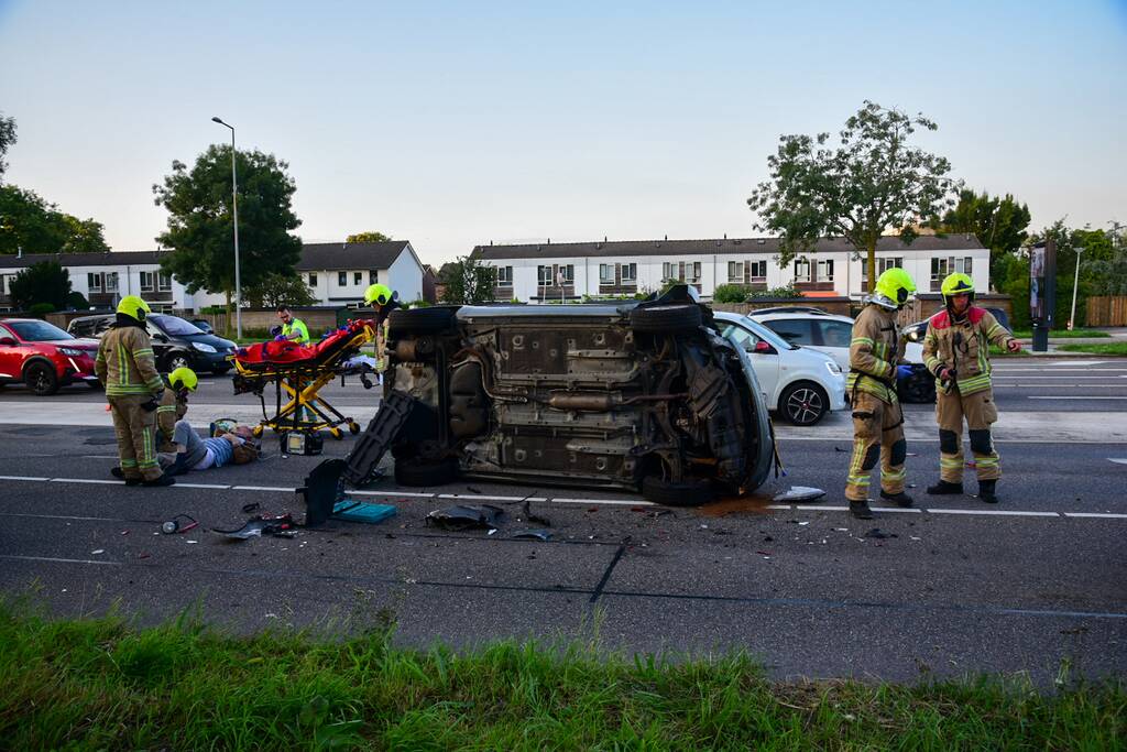 Auto belandt op kant bij ongeval