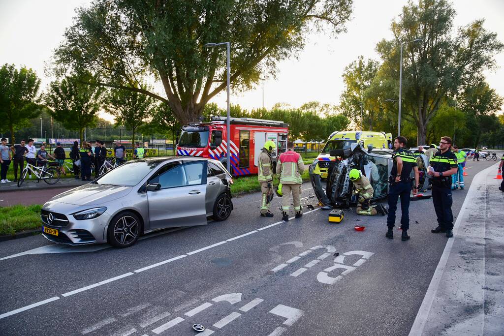 Auto belandt op kant bij ongeval