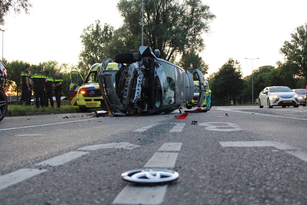Auto belandt op kant bij ongeval