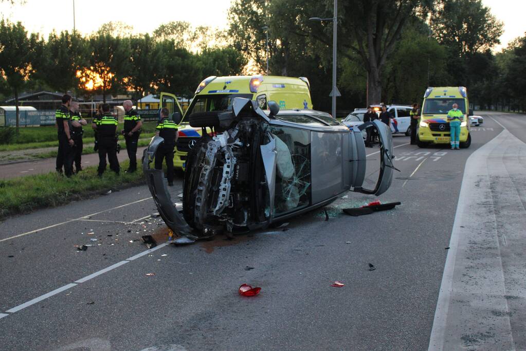 Auto belandt op kant bij ongeval