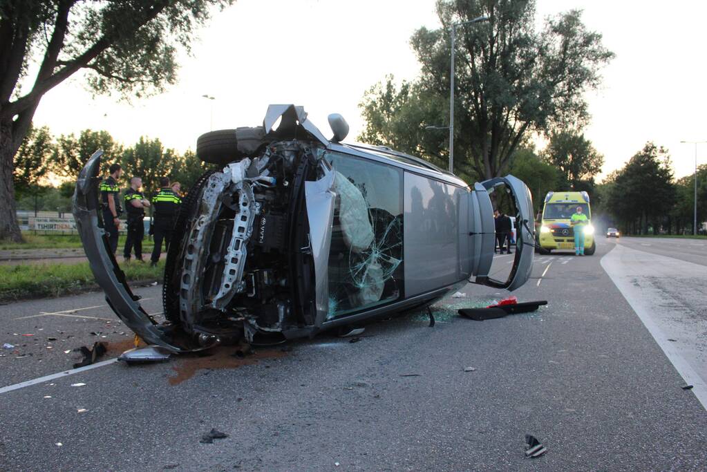 Auto belandt op kant bij ongeval