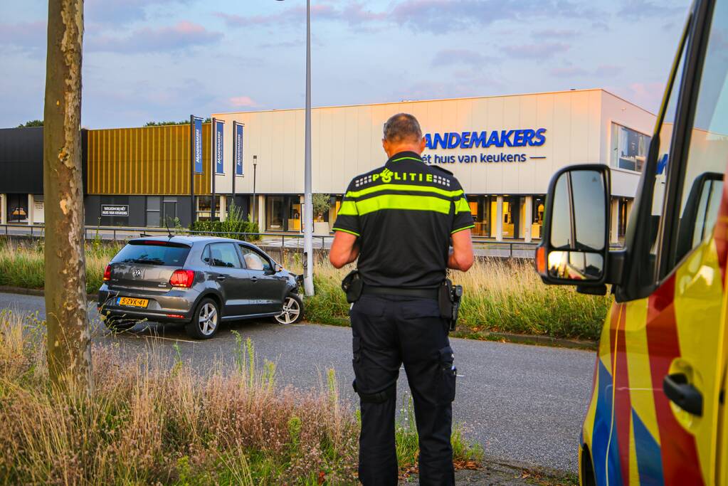 Auto knalt op lantaarnpaal