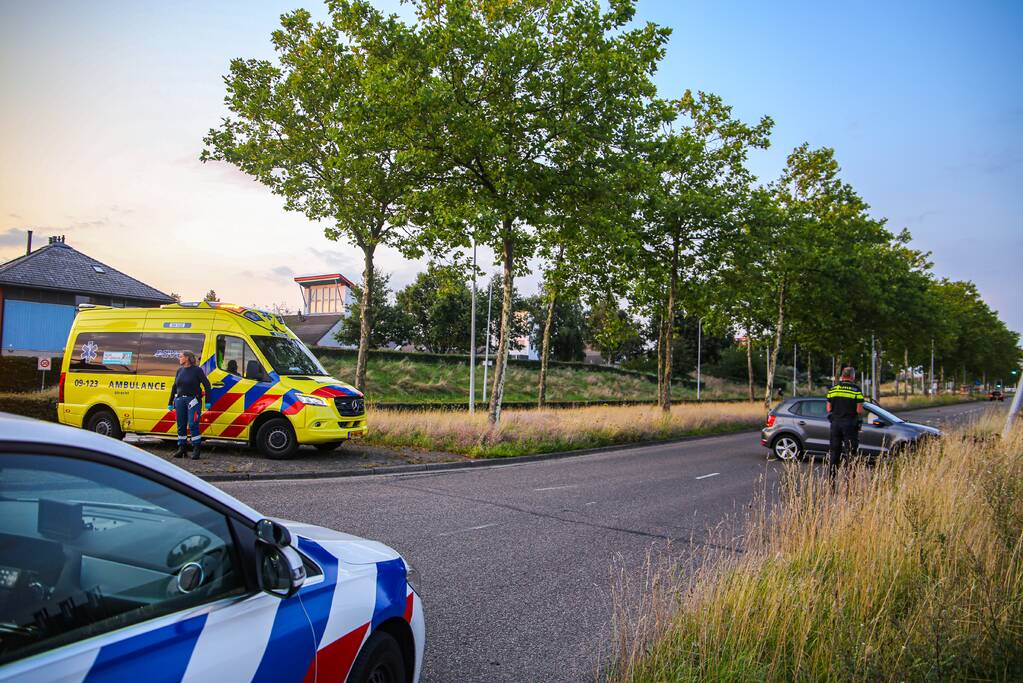Auto knalt op lantaarnpaal