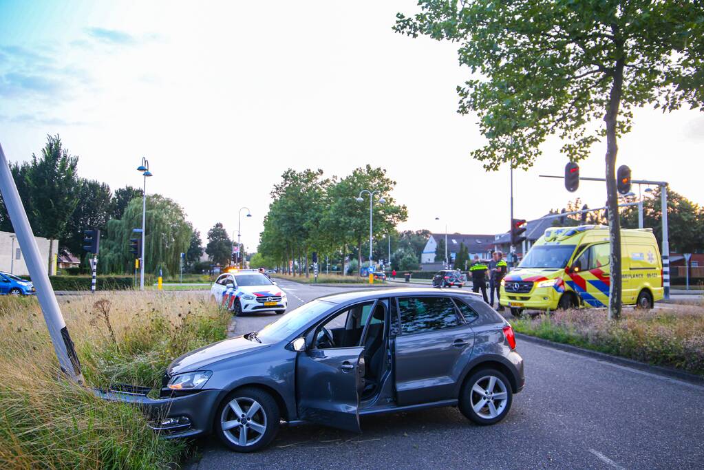 Auto knalt op lantaarnpaal