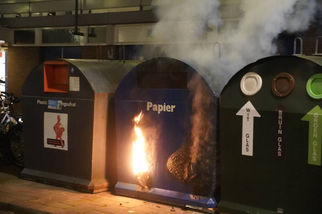 Papiercontainer in brand