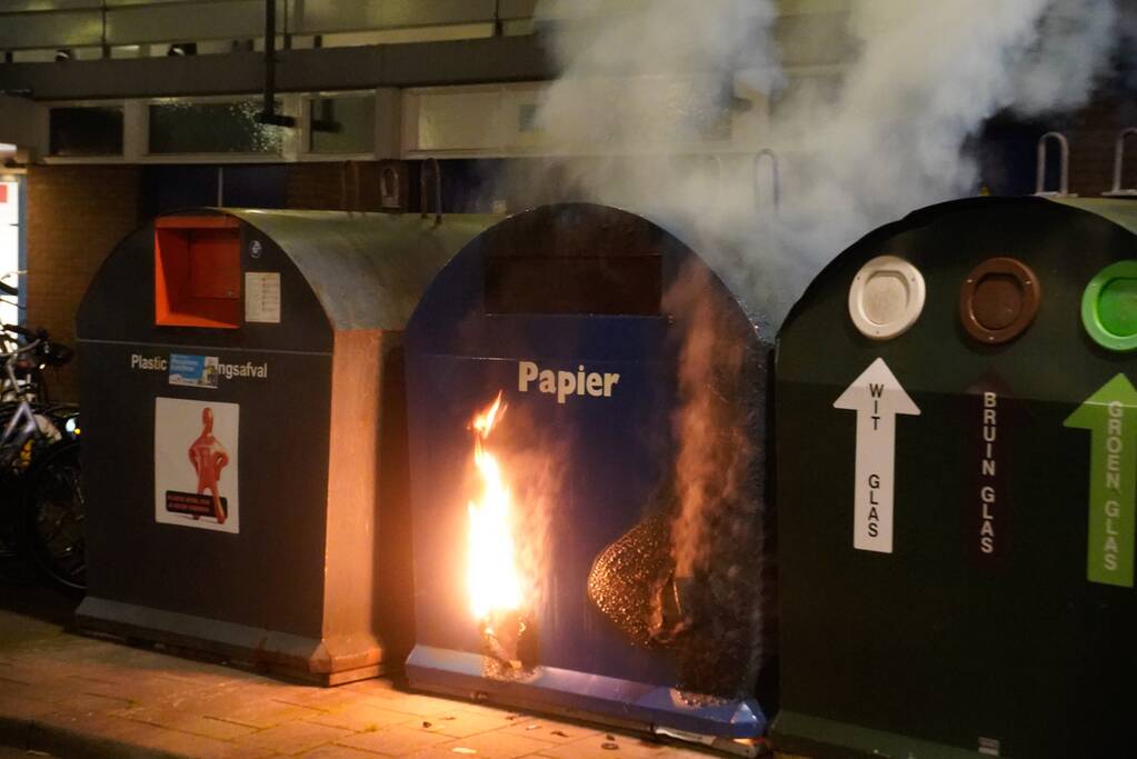 Papiercontainer in brand