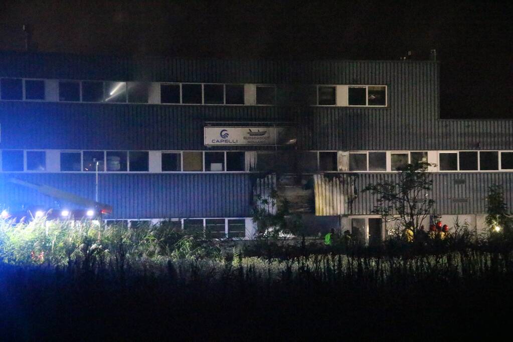 Grote brand in bedrijfspand