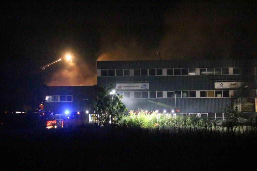 Grote brand in bedrijfspand
