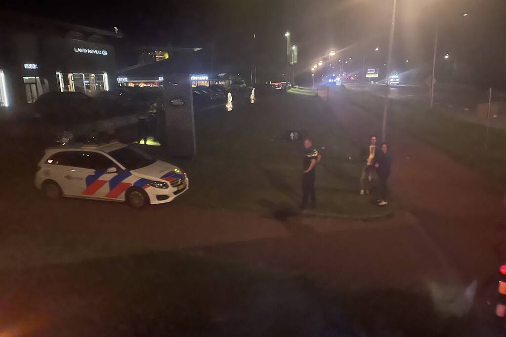 Auto raakt van de weg en belandt in sloot