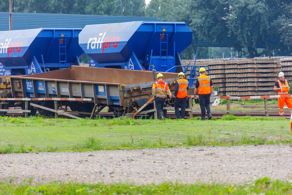 Klmos-goederenwagon ontspoort na botsing