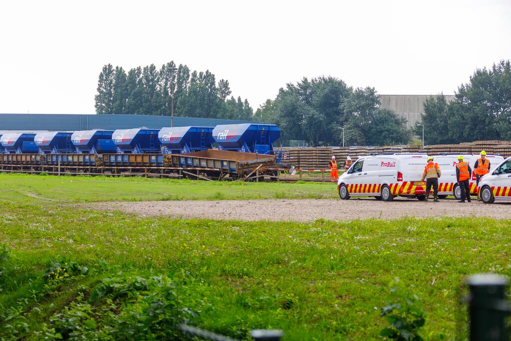 Klmos-goederenwagon ontspoort na botsing