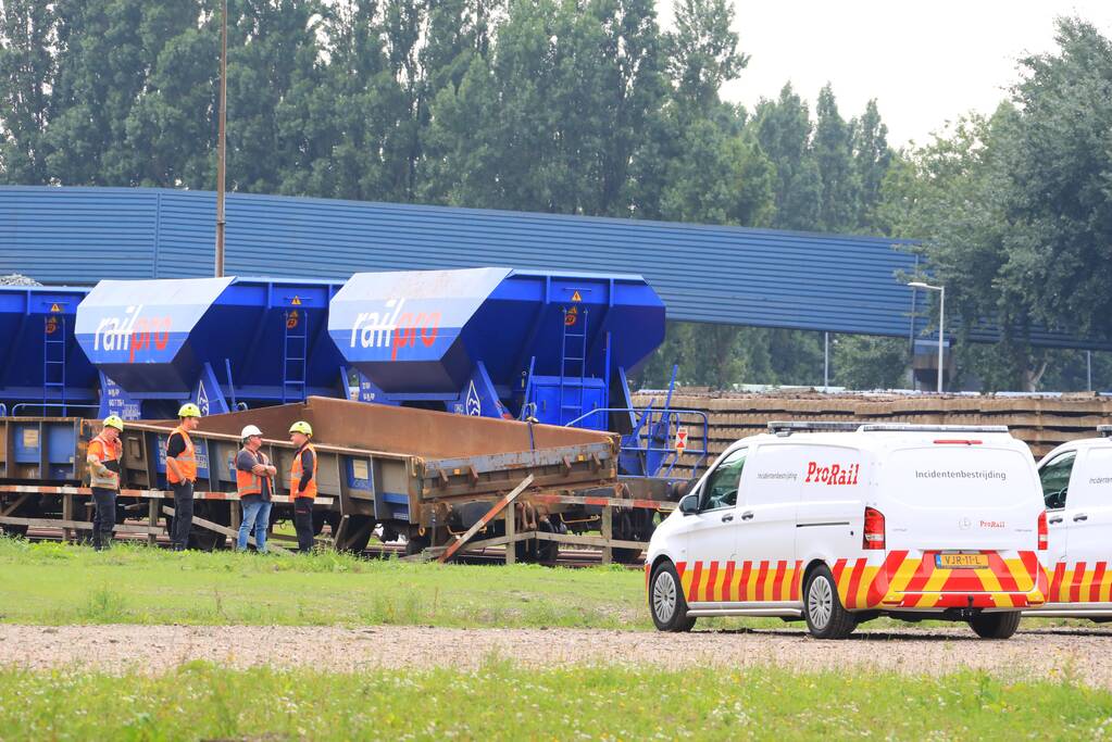 Klmos-goederenwagon ontspoort na botsing