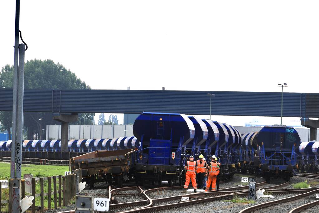 Klmos-goederenwagon ontspoort na botsing