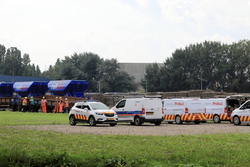 Klmos-goederenwagon ontspoort na botsing