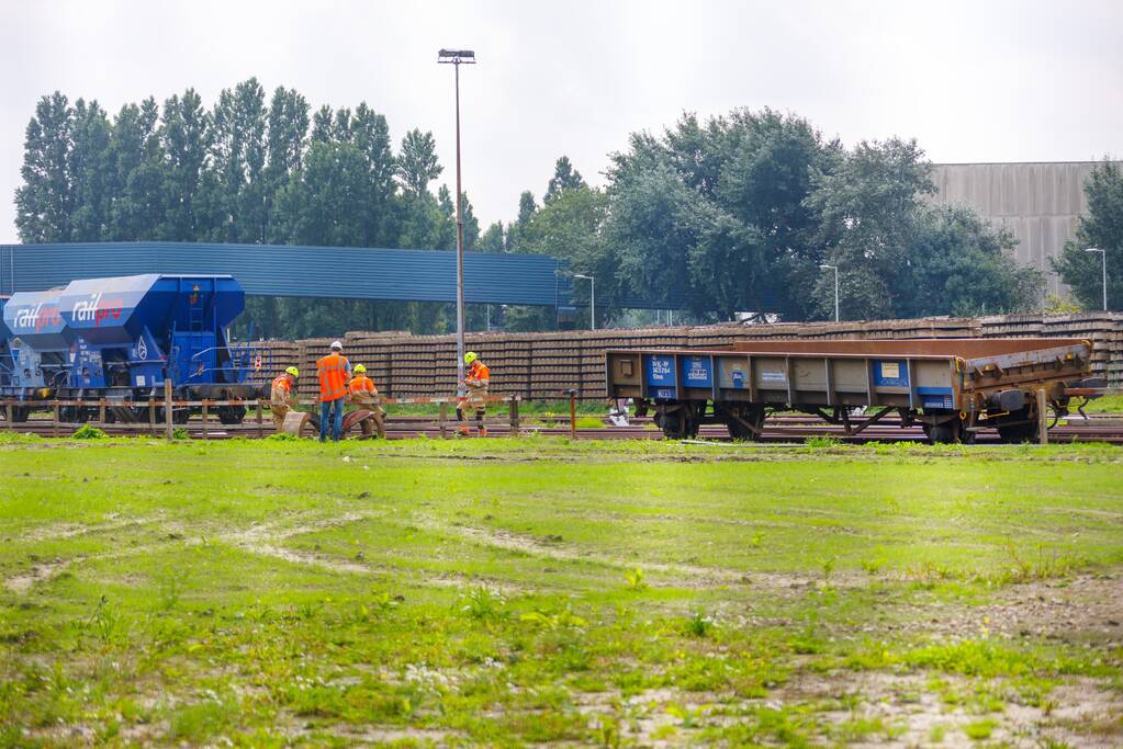 Klmos-goederenwagon ontspoort na botsing