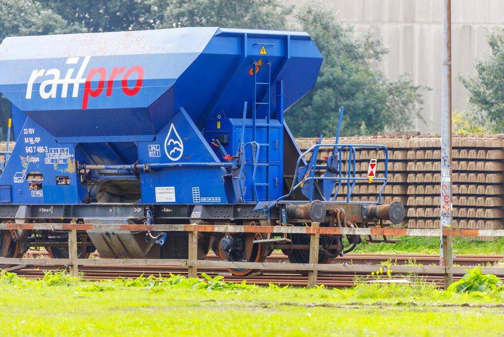 Klmos-goederenwagon ontspoort na botsing